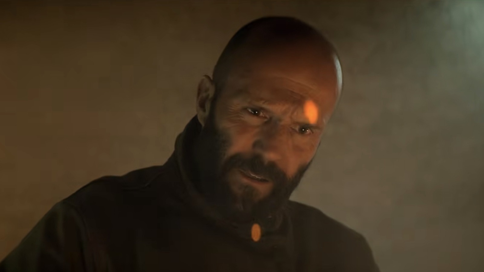 Jason Statham gaat 'full Batman' in de eerste knallende trailer van The Beekeeper 2