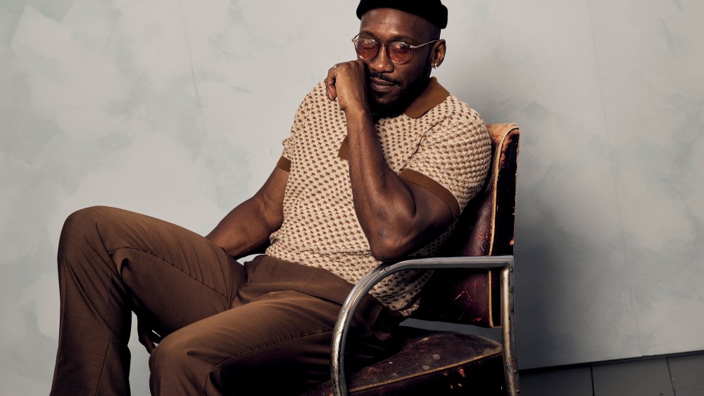 Mahershala Ali schittert met indrukwekkende zwaardkunsten in Your Mother Your Mother Your Mother