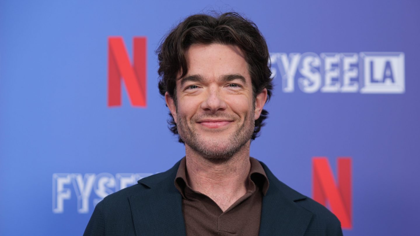 Wordt John Mulaney de nieuwe Maxwell Smart in de Get Smart-reboot?